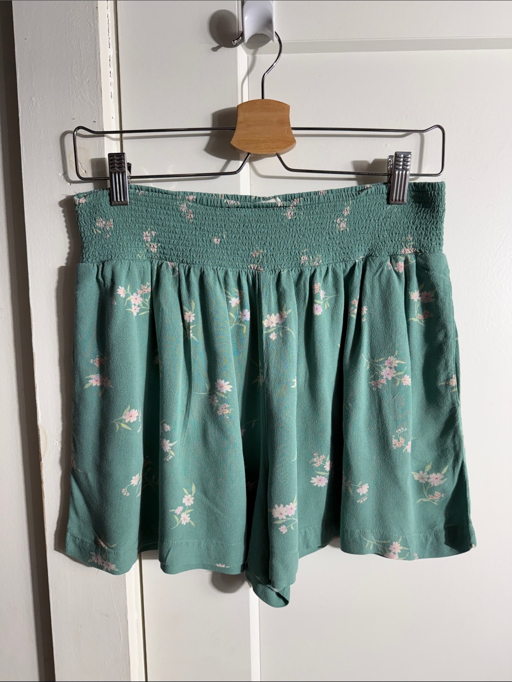 American Eagle VGUC high-rise floral smocked everyday soft shorts